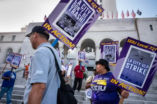 Miles de empleados municipales de Los Ángeles en huelga; denuncian prácticas laborales injustas