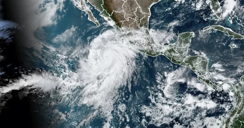 Video: “Hilary” se intensifica a huracán categoría 3; avanza hacia costas de Baja California