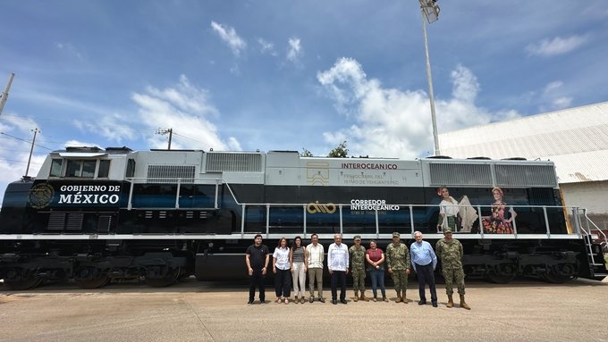 Presenta AMLO primera locomotora del Tren Interoceánico; cubrirá el trayecto de Coatzacoalcos, Veracruz, a Salina Cruz, Oaxaca