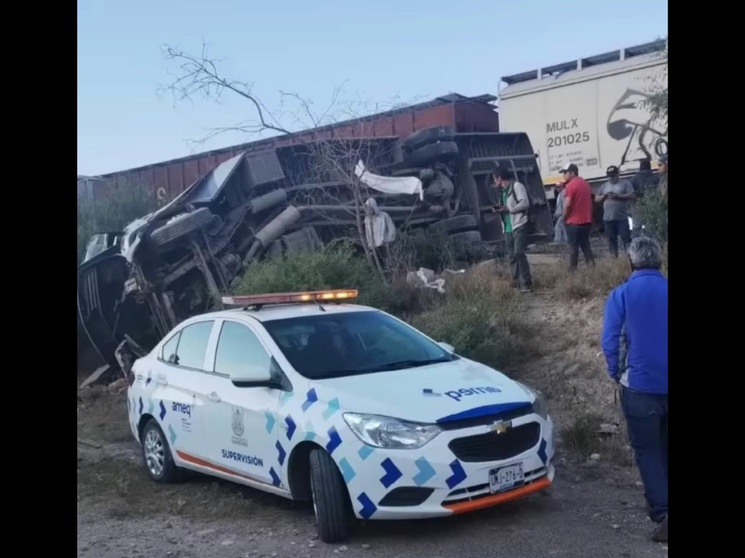Tren embiste autobús en Querétaro; al menos 7 muertos y 11 heridos