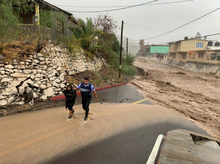 AMLO instruye a funcionarios a recorrer zonas afectadas por el huracán Hilary para apoyar a damnificados y proyectar reparación de caminos y viviendas dañadas