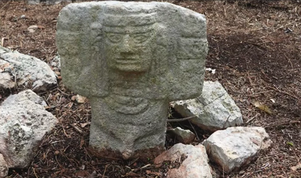 Hallan en Chichén Viejo figura que evoca a un atlante maya-tolteca