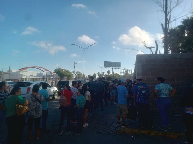 Migrantes intentan ingresar a la fuerza por el puente en Brownsville