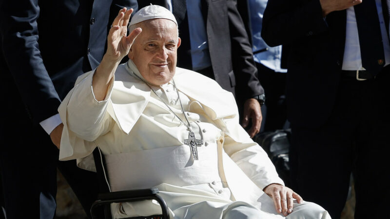 El Papa Francisco dice que la Iglesia católica “está abierta a todos”, incluso a la comunidad LGBT