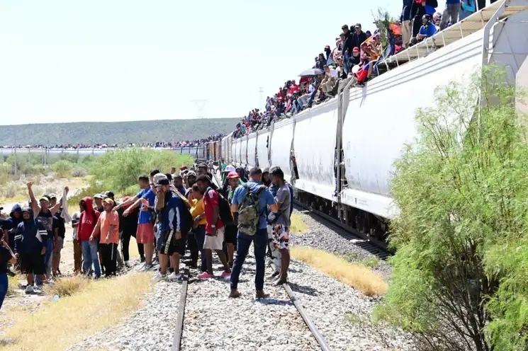 Detienen en Coahuila tren de carga que trasladaba cientos de migrantes. Ferromex suspende operaciones