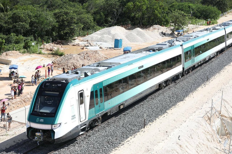 Video: AMLO continúa gira por el sureste a bordo del Tren Maya. Salió desde la estación Teya, en Mérida, rumbo a Chichén Itzá. Se reúne con personal del INAH