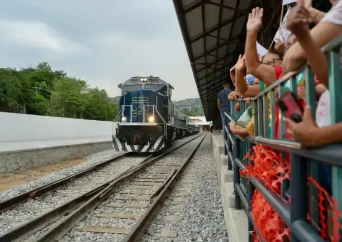 Videos: El Tren Interocéanico ya lleva carga; en diciembre, pasajeros. Va tener una longitud de mil 200 kilómetros. El Tren CDMX-Toluca, operará en mayo de 2014