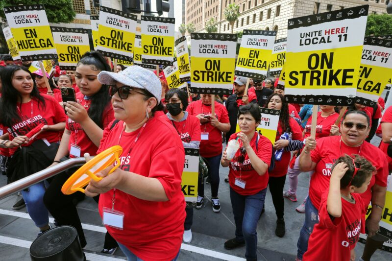 Marcha de empleados de hoteles en huelga en LA por ofertas insuficientes de empleadores que imposibilitan un acuerdo