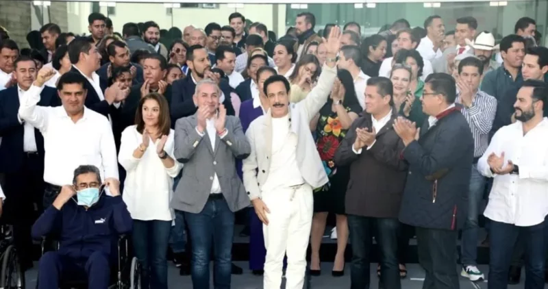 Ex gobernador de Hidalgo, Omar Fayad, militante del PRI 40 años, se pasa al PVEM junto con su grupo