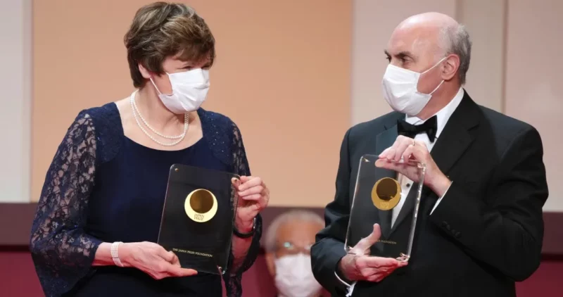 El Premio Nobel de Medicina a dos científicos por su aporte a vacunas ARNm contra el Covid 19