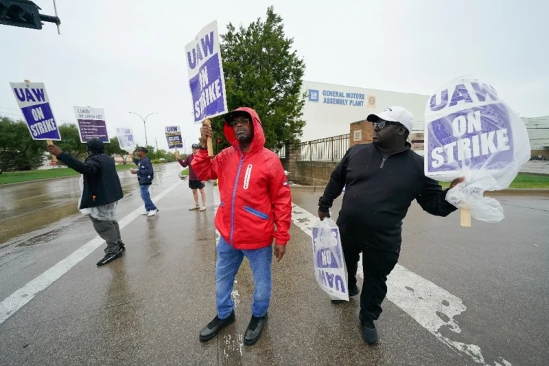 Sindicato automotriz de EU amplía huelga contra General Motors