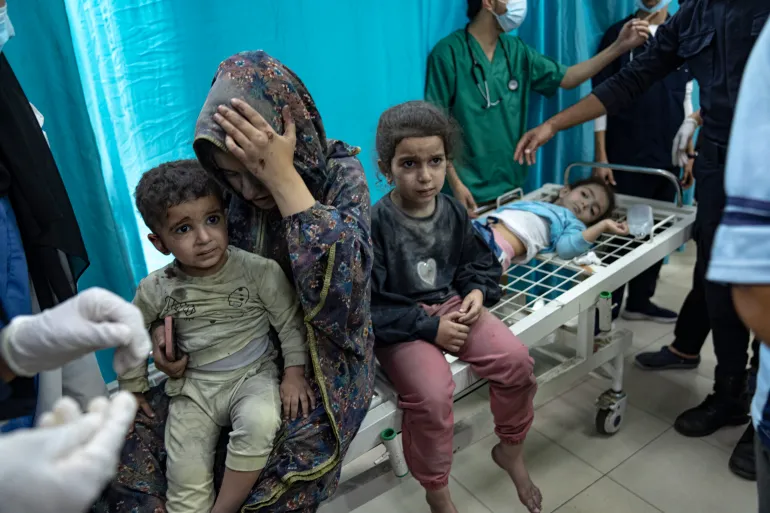 Israel anuncia toma del puerto de Gaza; mantiene despliegue en hospital