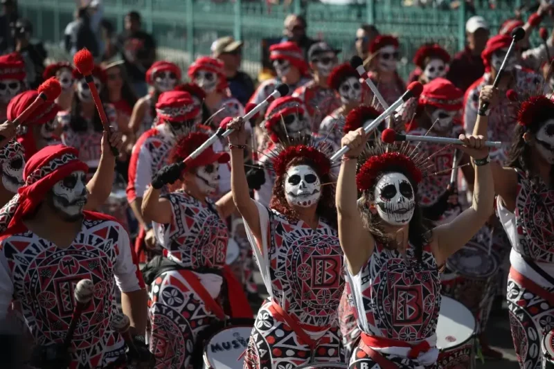 Asisten más de un millón de personas a desfile de Día de Muertos en la capital mexicana