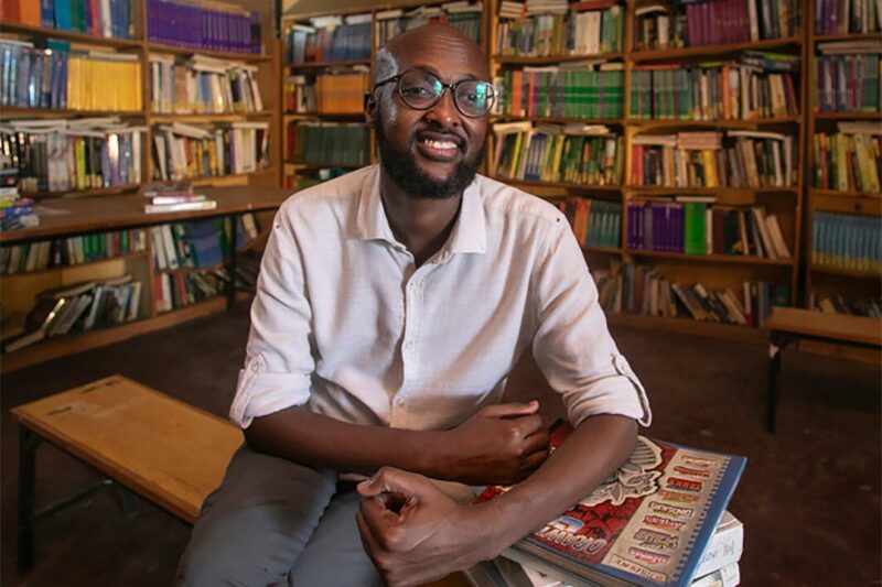 Abdullahi Mire puso cien mil libros en manos de niños refugiados. Ganó el Premio global de ACNUR 2023