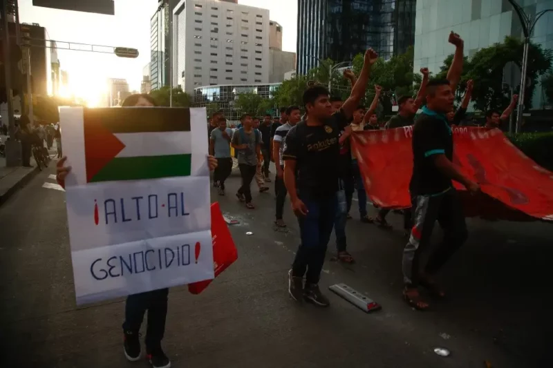 Convergen en CDMX manifestaciones pro Palestina y por Ayotzinapa