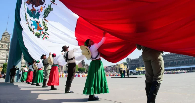 El desfile militar de la Revolución Mexicana incluyó bailes y escenificación