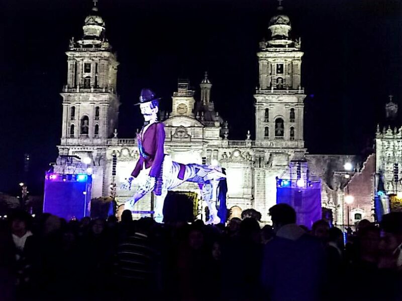 La calavera de Pancho Villa fundido en su corcel, presidieron la celebración de los muertos en el Zócalo capitalino