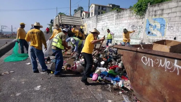 En marcha campaña para recolección de desechos en Acapulco tras huracán. Exigen buscar a al menos 60 marineros desaparecidos
