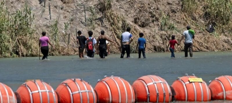 Tribunal ordena a Texas mover barrera de boyas en el río Bravo que suscitó el rechazo de México
