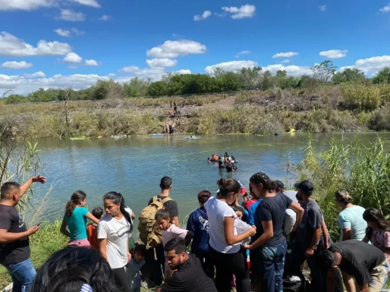 Migrantes cruzan masivamente de Matamoros, Tamaulipas, a Brownsville, Texas