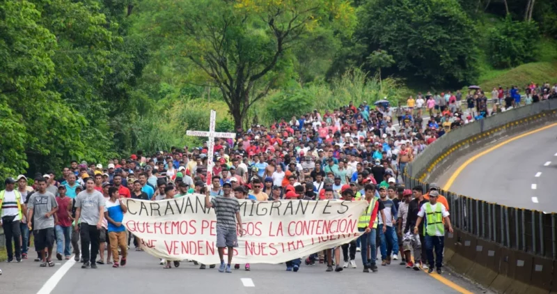 Videos: El mayor grupo de migrantes del año, siete mil, sale de Chiapas al norte, a tres días de la cumbre México-EU sobre el masivo éxodo de extranjeros en la región