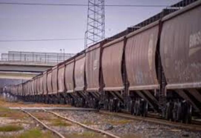 Cierre de dos cruces ferroviarios fronterizos en Texas por ola migratoria detiene a 10 mil vagones con mercancías