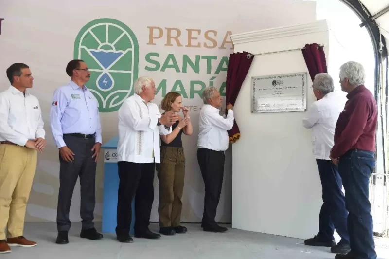 AMLO inaugura la presa Santa María en El Rosario, Sinaloa, que beneficiará a más de dos mil 500 productores agrícolas. La inversión fue de 10 mil millones de pesos