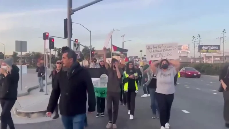 Videos: Manifestantes en favor del pueblo palestino bloquean el acceso al aeropuerto angelino
