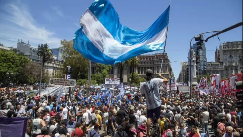 Primer paro nacional contra Milei en Argentina