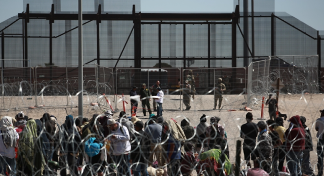 El Paso,Texas, extiende la emergencia ante llegada de miles de migrantes