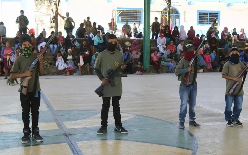 Video: Niños y niñas, en labores de seguridad en Guerrero