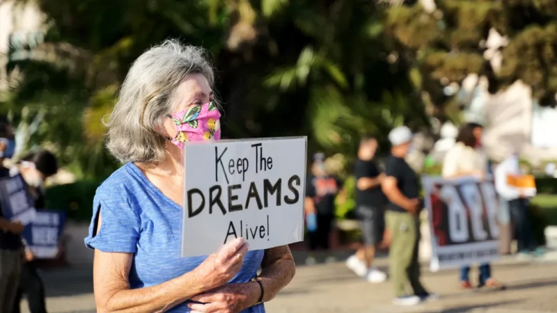 Dreamers aportan dos mil 100 millones de dólares al año al Seguro Social y a Medicare
