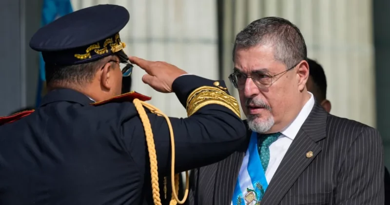 El presidente de Guatemala, Bernardo Arévalo, enfrenta guerra jurídica que busca frenarlo, derrocarlo