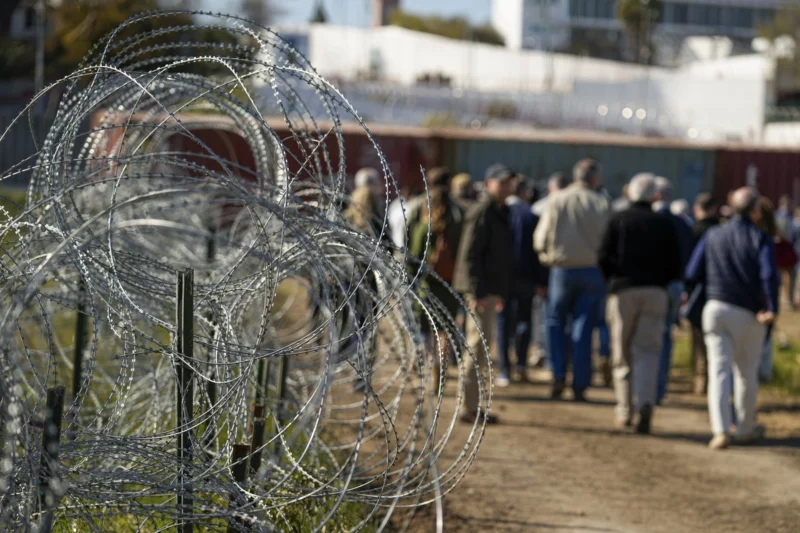El gobernador republicano de Texas invoca derecho de autodefensa en conflicto por frontera para impedir el paso a migrantes