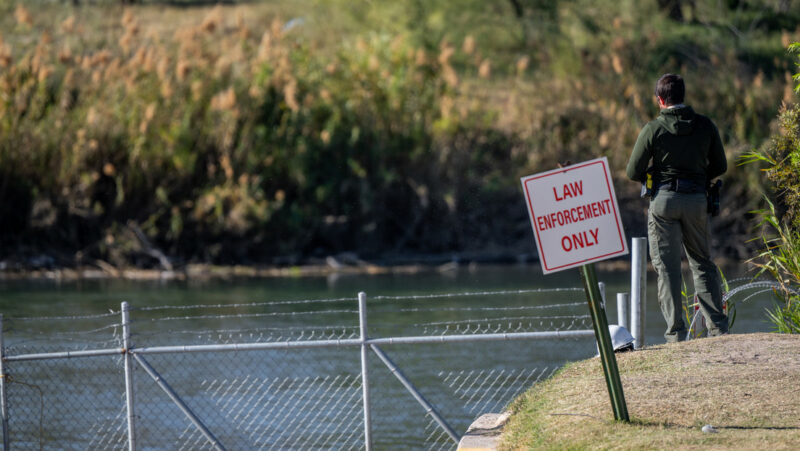 Texas prohíbe “físicamente” a la Patrulla Fronteriza intentar rescatar a los migrantes que se ahogan en el río Bravo