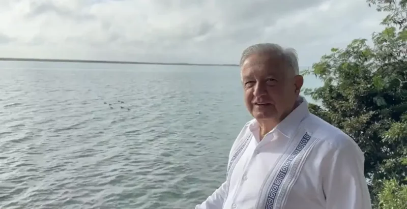 Video: AMLO visita Laguna de Bacalar, donde habrá estación del Tren Maya