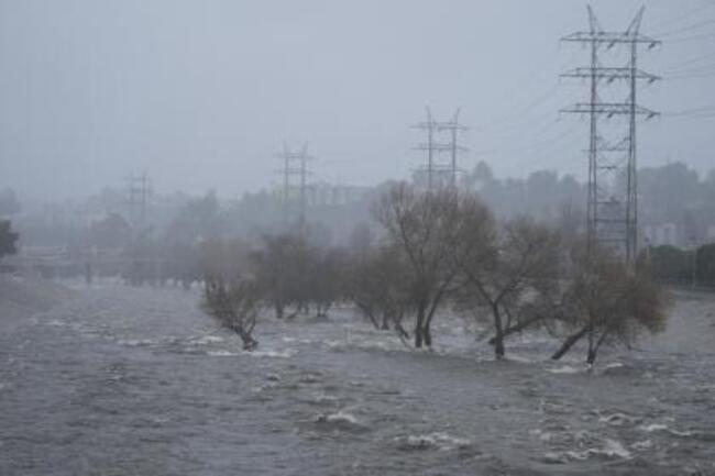 Video: Un fallecido, inundaciones, desalojados y al menos 700 mil usuarios sin energía eléctrica, por tormentas en California