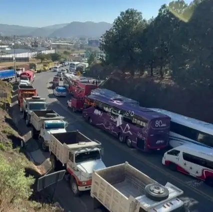 Protestan transportistas en varios estados contra la inseguridad en carreteras del país. Piden “seriedad” a gobiernos federal y estatales