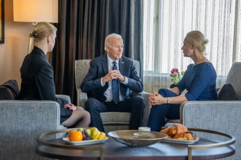 Recibe Joe Biden a viuda e hija de opositor ruso Alexéi Navalny y culpa a Putin de su muerte