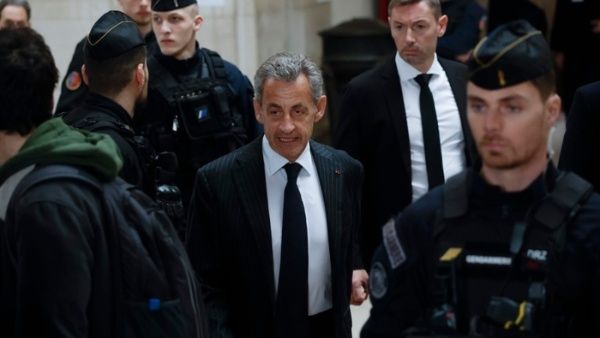 Sentencian a medio año de cárcel al ex presidente francés Nicolas Sarkozy por presunto financiamiento ilegal de su campaña electoral