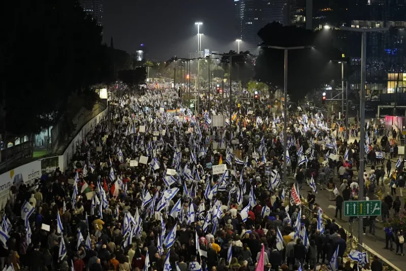 Miles protestan contra Netanyahu y piden elecciones para destituirlo
