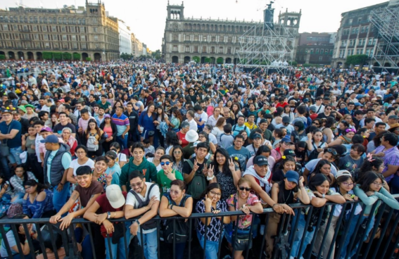Video: Concierto de Julieta Venegas en abarrotado Zócalo de la Ciudad de México