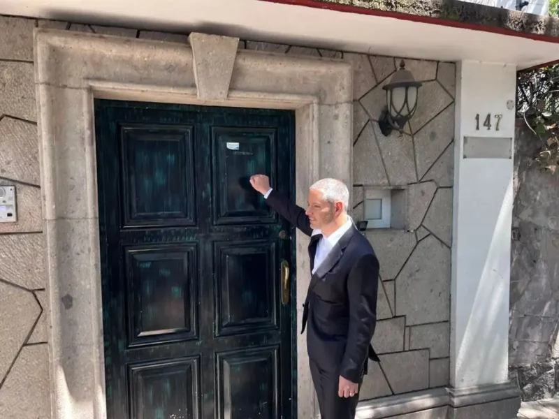 Video: Murat va a casa de campaña de Gálvez a solicitar derecho de réplica pero no le abren. La demandará penal y civilmente por calumnias