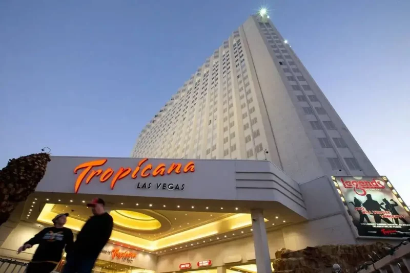 El Casino Tropicana de Las Vegas cierra tras 67 años de existencia. Fue escenario de famosas películas