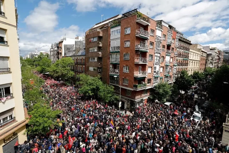 Video: “¡No te vayas!”, gritan miles en Madrid a Pedro Sánchez, al pedirle que encabece la lucha contra la guerra sucia de la derecha