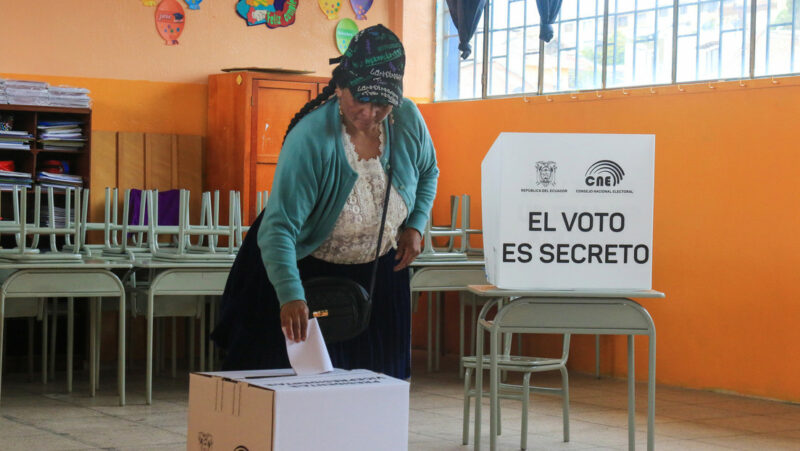 Ecuatorianos van a las urnas hoy a consulta popular convocada por Noboa