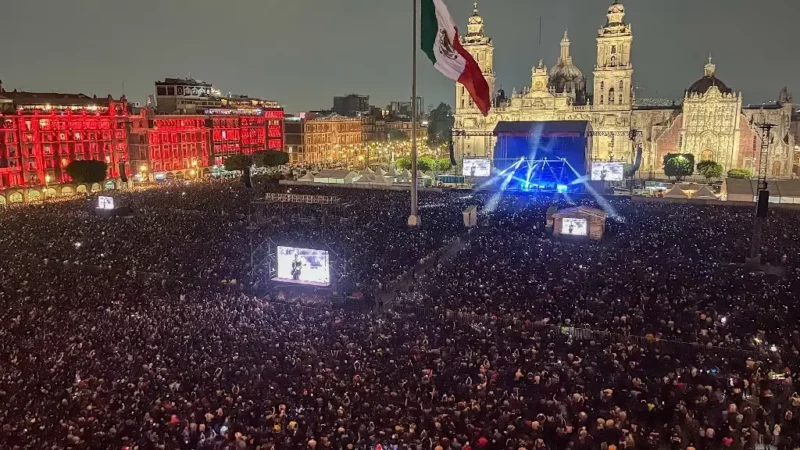 Interpol convierte al Zócalo de la Ciudad de México en una prisión acústica de alta sonoridad. Al menos, 160 mil asistentes