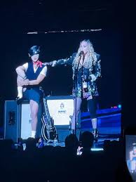 Inunda Madonna con fiesta y energía el Palacio de los Deportes de la capital mexicana