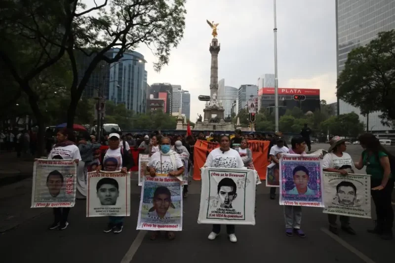 Padres de los 43 realizan 115 Jornada de Acción Global por Ayotzinapa